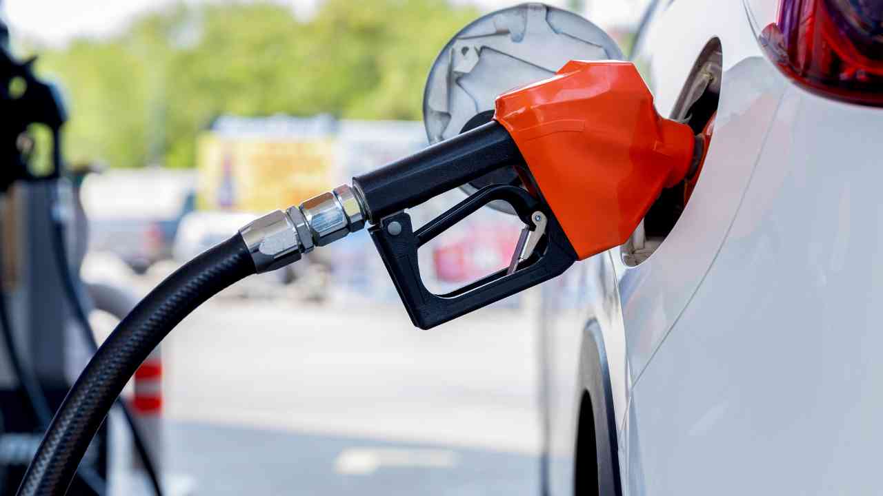 Risparmiare sulla benzina ormai a 2 euro - Bigcitylife.it